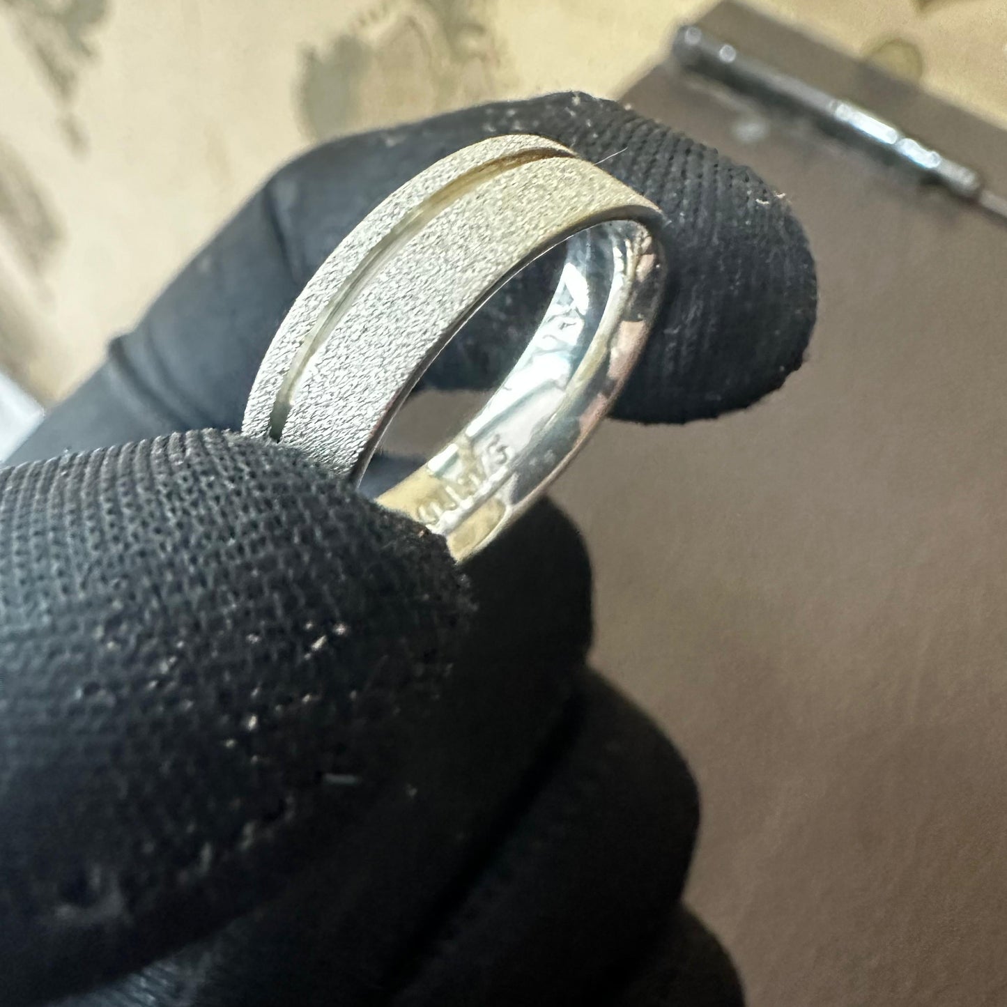 Aliança de prata 6mm com friso de 1mm acabamento diamantado